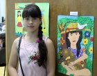 Chelsea Otero León, primer premio del concurso Doña Natura y yo posa junto a su obra