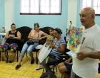 Diego Valdés, coordinador del CID muestra la obra del artista plástico Jorge Sergio Ruffín entregada como obsequio al primer lugar del concurso