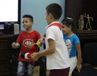 Los niños disfrutan de los obsequios que les entregaron