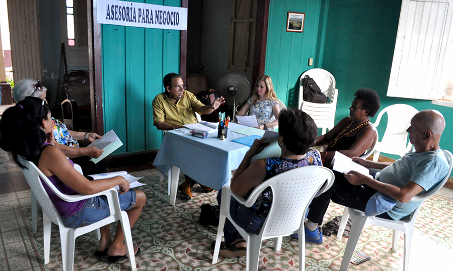 Alfredo Donatién, especialista de la Pastoral para la Reflexión y el Diálogo (al centro), habla sobre las metodologías para emprender un negocio