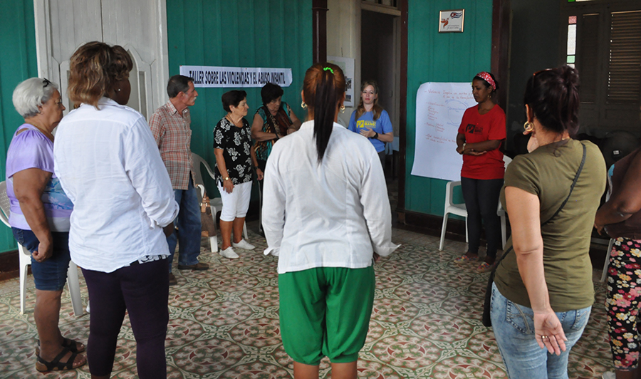 Dinámica grupal durante el Taller sobre violencia de género y abuso infantil