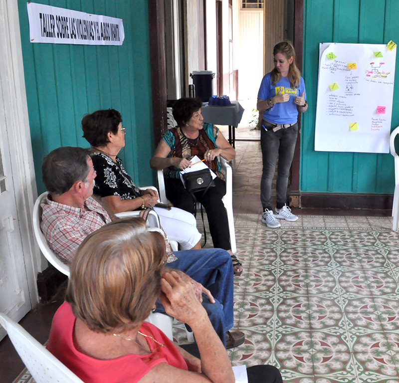 La psicóloga Rocío Fernández, especialista de la Pastoral para la Reflexión y el Diálogo (de pie) intercambia con los asistentes al taller