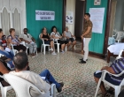 Eduardo Nieto, Lic. en Ciencias Jurídicas, especialista del CCRD-C, escucha las preocupaciones de los asistentes al taller