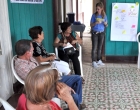 La psicóloga Rocío Fernández, especialista de la Pastoral para la Reflexión y el Diálogo (de pie) intercambia con los asistentes al taller