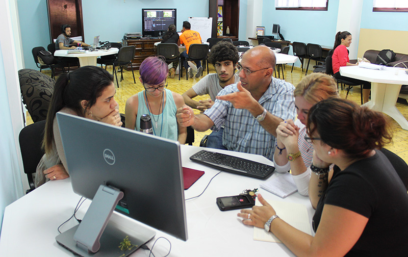 Uno de los equipos de trabajo formados debate sobre la realización del audiovisual