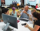 Uno de los equipos de trabajo formados debate sobre la realización del audiovisual