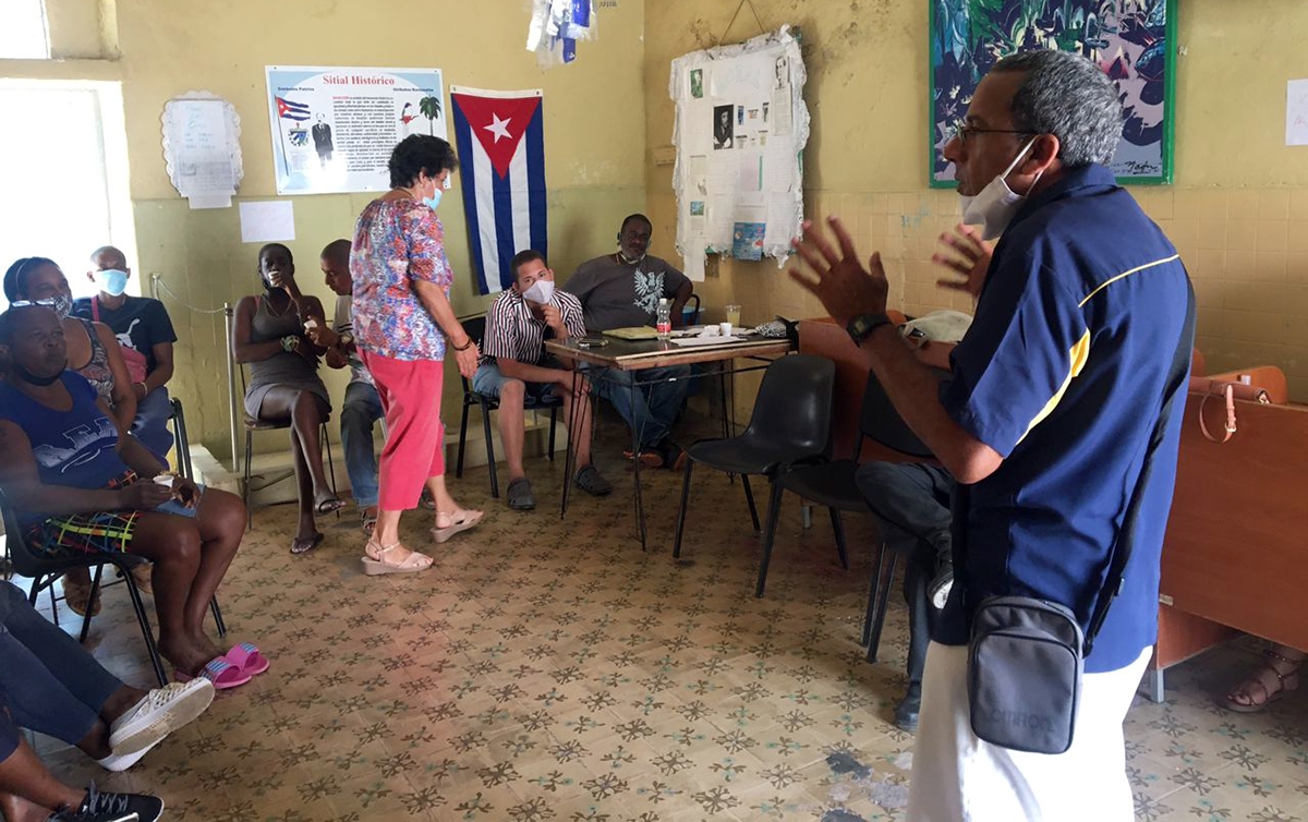 El especialista Alfredo Rojas conduce el taller sobre incubación de negocios