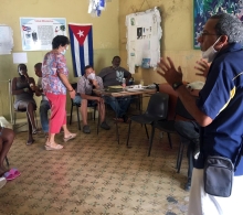 El especialista Alfredo Rojas conduce el taller sobre incubación de negocios