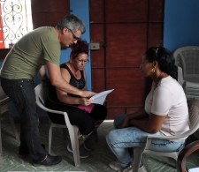 El Lic. Frank Velázquez, a la izquierda, supervisa el ejercicio de juego de roles