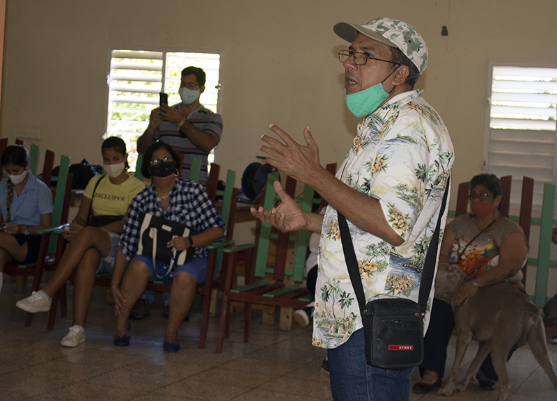 Alfredo Rojas Donatién, especialista del CCRD-C, les da la bienvenida a los participantes