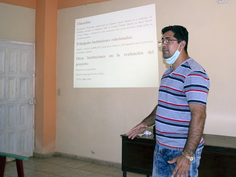 El médico veterinario Yohankis Ruíz facilita el taller sobre cuidado y protección animal