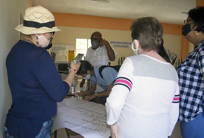 Equipo 2 trabaja en una propuesta de soluciones para los problemas medioambientales