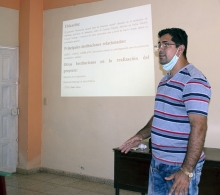 El médico veterinario Yohankis Ruíz facilita el taller sobre cuidado y protección animal