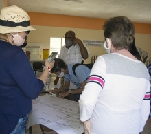 Equipo 2 trabaja en una propuesta de soluciones para los problemas medioambientales