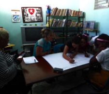 La mayor Lucía, de la Oficina de Atención a Menores, de Varadero, y la psicóloga Maidenys Aguerrebere (al centro), junto a los adolescentes que participaron en la actividad
