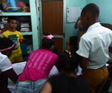 Los adolescentes en un trabajo grupal