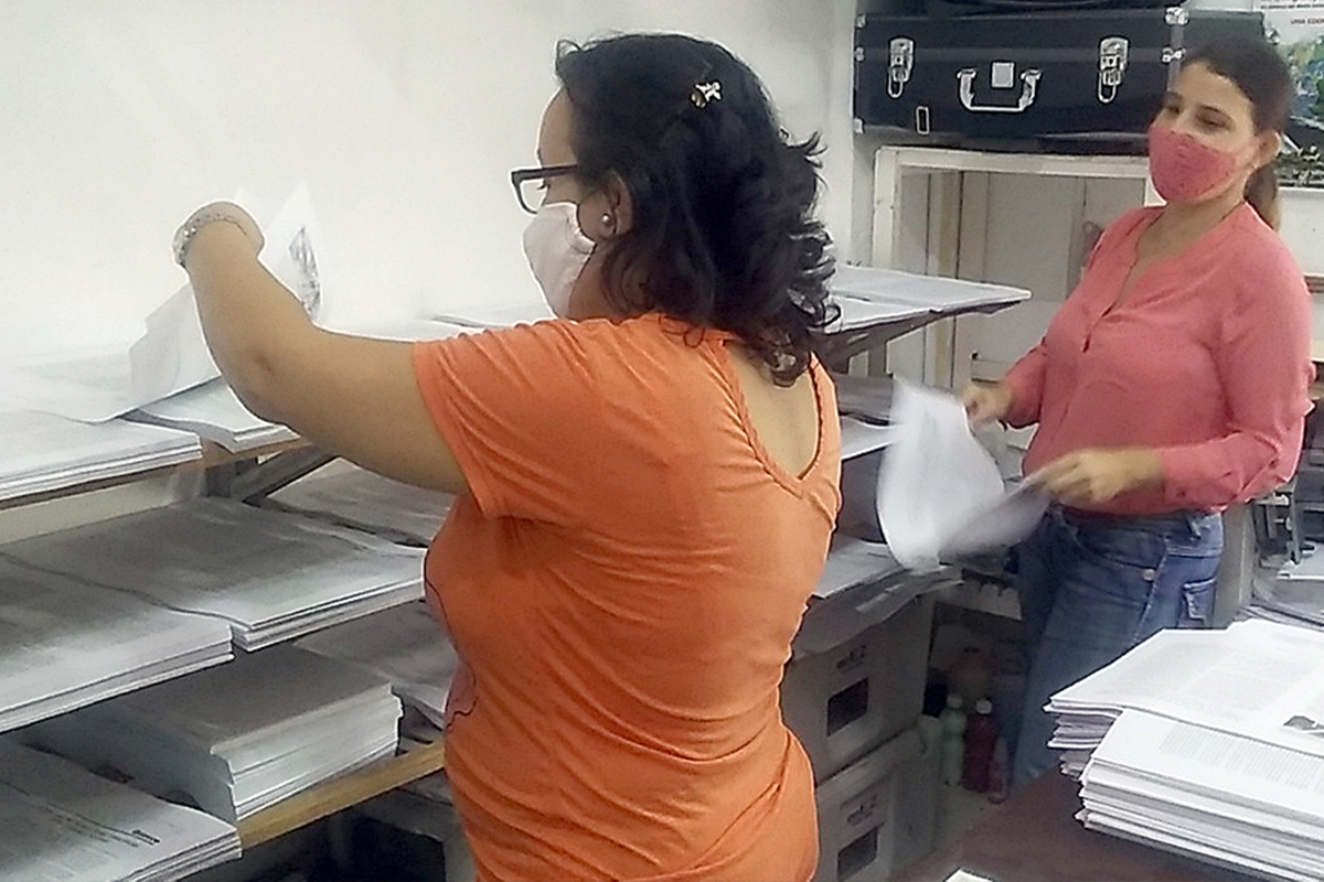 Lourmary Rodríguez y Dianelys Gómez realizan la compaginación de la revista No. 63