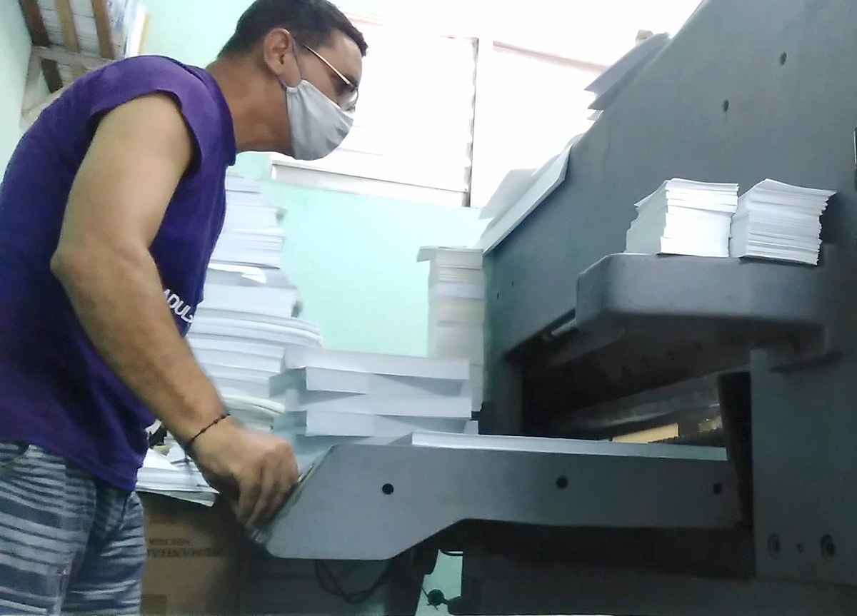 Durante el proceso de corte de papel con guillotina industrial