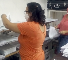 Lourmary Rodríguez y Dianelys Gómez realizan la compaginación de la revista No. 63