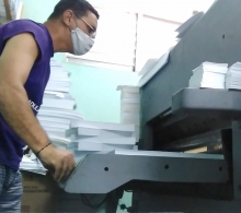 Durante el proceso de corte de papel con guillotina industrial
