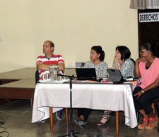 Georgina Fernández Maresma, microempresaria, junto a los profesores