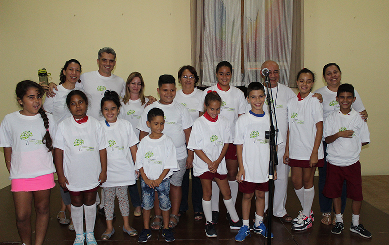 Niños premiados en la rifa, junto a trabajadores del CCRD-C