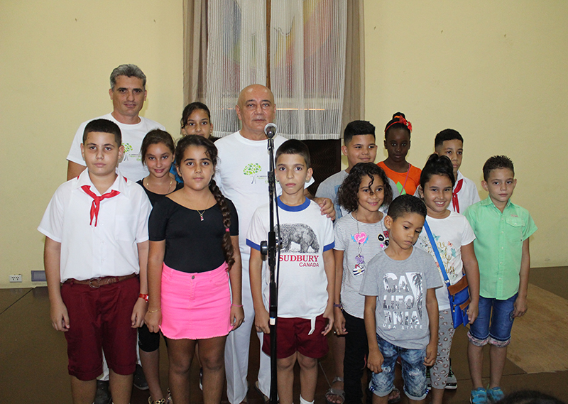 Trabajadores del CCRD-C (al fondo) junto a los niños participantes en el Concurso de pintura