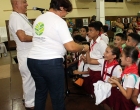 Coordinador del CID, Diego Valdés y Madeline Salazar durante la rifa de pulóveres