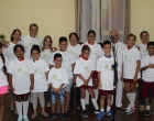 Niños premiados en la rifa, junto a trabajadores del CCRD-C