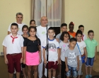 Trabajadores del CCRD-C (al fondo) junto a los niños participantes en el Concurso de pintura