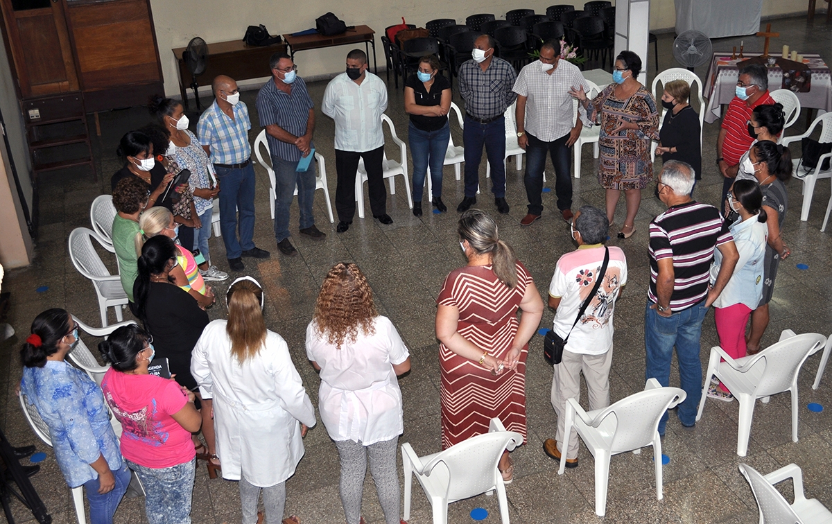 Representantes del PCC, gobierno y MINSAP de la provincia y municipio, junto a trabajadores del CCRD-C