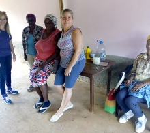 Trabajadoras agrícolas en Itabo. A la izquierda, Roció Fernández, especialista de la Pastoral para la Reflexión y el Diálogo