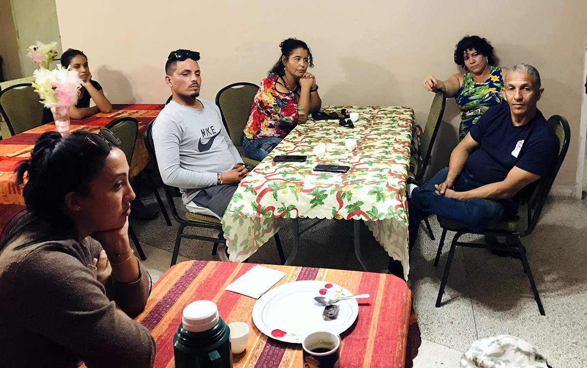 Diálogo en la Iglesia Hermanos en Cristo de Palmira, presidida por Luis Hernández