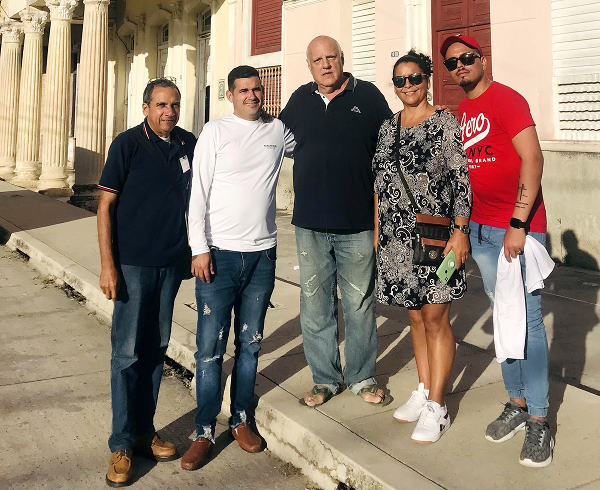 Durante el recorrido por comunidades de la provincia Villa Clara, junto al pastor Edelberto Valdés