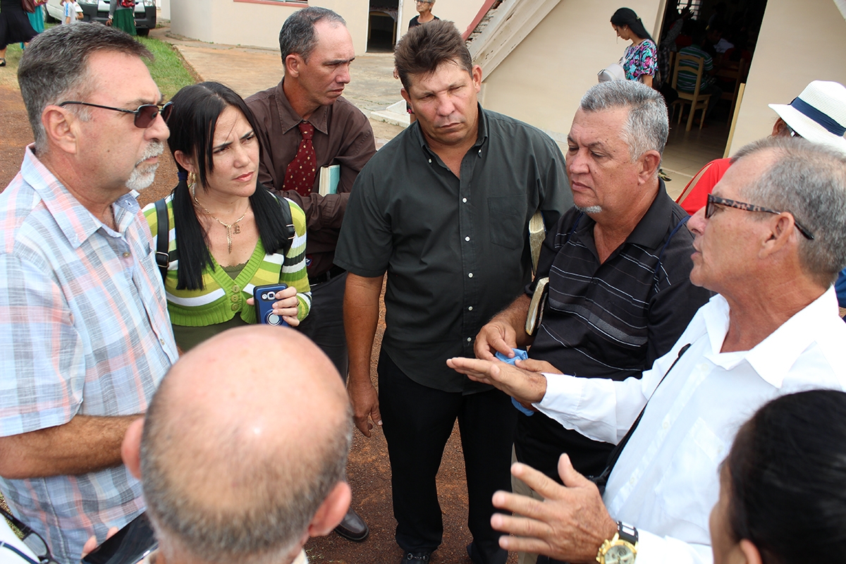 Juan Carlos Rodríguez, vicedirector del CCRD-Cuba, habla con damnificados del ciclón Ian