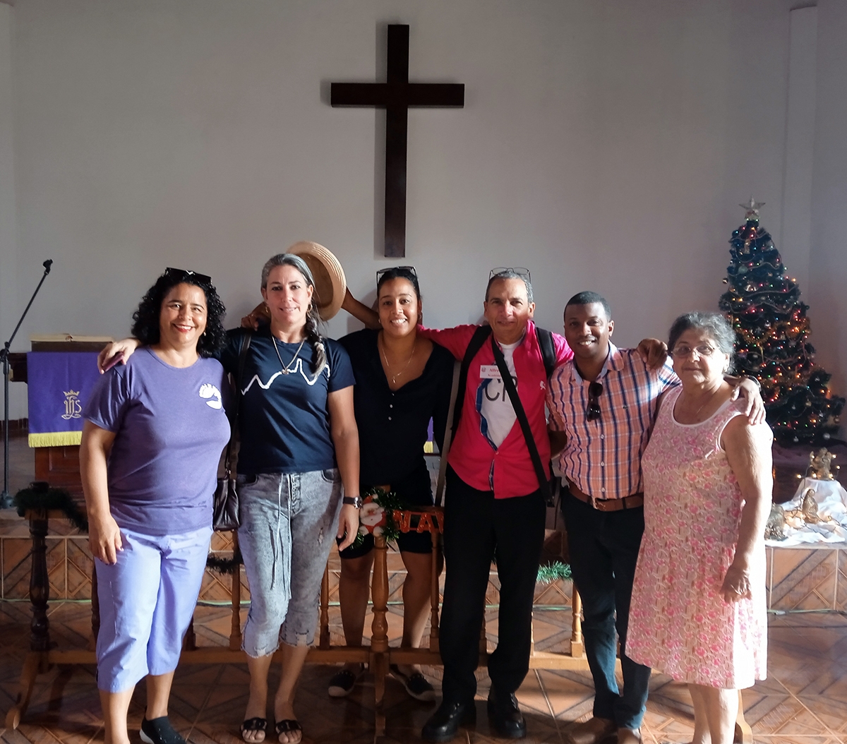 Junto a la pastora Tirisay Durán, de la Iglesia Presbiteriana de Nueva Paz y parte de su equipo de colaboradores