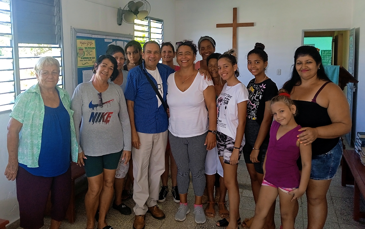 Junto a pobladores de la comunidad Zorrilla