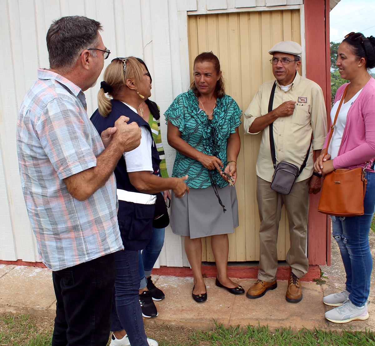 La pastora Eloísa Cruz León conversa con parte del equipo del CCRD-Cuba sobre las afectaciones ocasionadas por el paso del ciclón