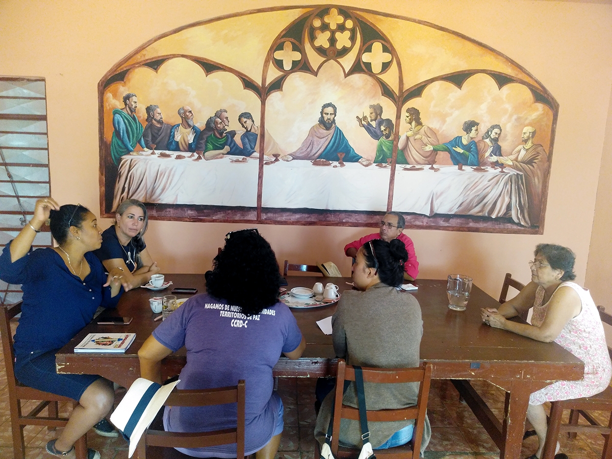 Trabajo de mesa sobre problemáticas comunitarias latentes en Nueva Paz