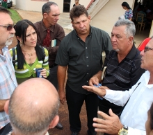 Juan Carlos Rodríguez, vicedirector del CCRD-Cuba, habla con damnificados del ciclón Ian