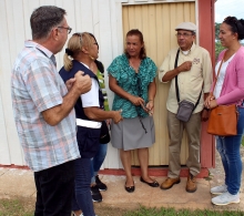 La pastora Eloísa Cruz León conversa con parte del equipo del CCRD-Cuba sobre las afectaciones ocasionadas por el paso del ciclón