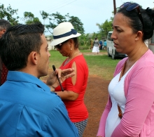 La psicóloga Yessi Sánchez conversa con pobladores de Pinar del Río