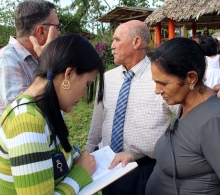 Lianet Bernardo, coordinadora de Proyectos en el CCRD-Cuba, toma los datos de los damnificados