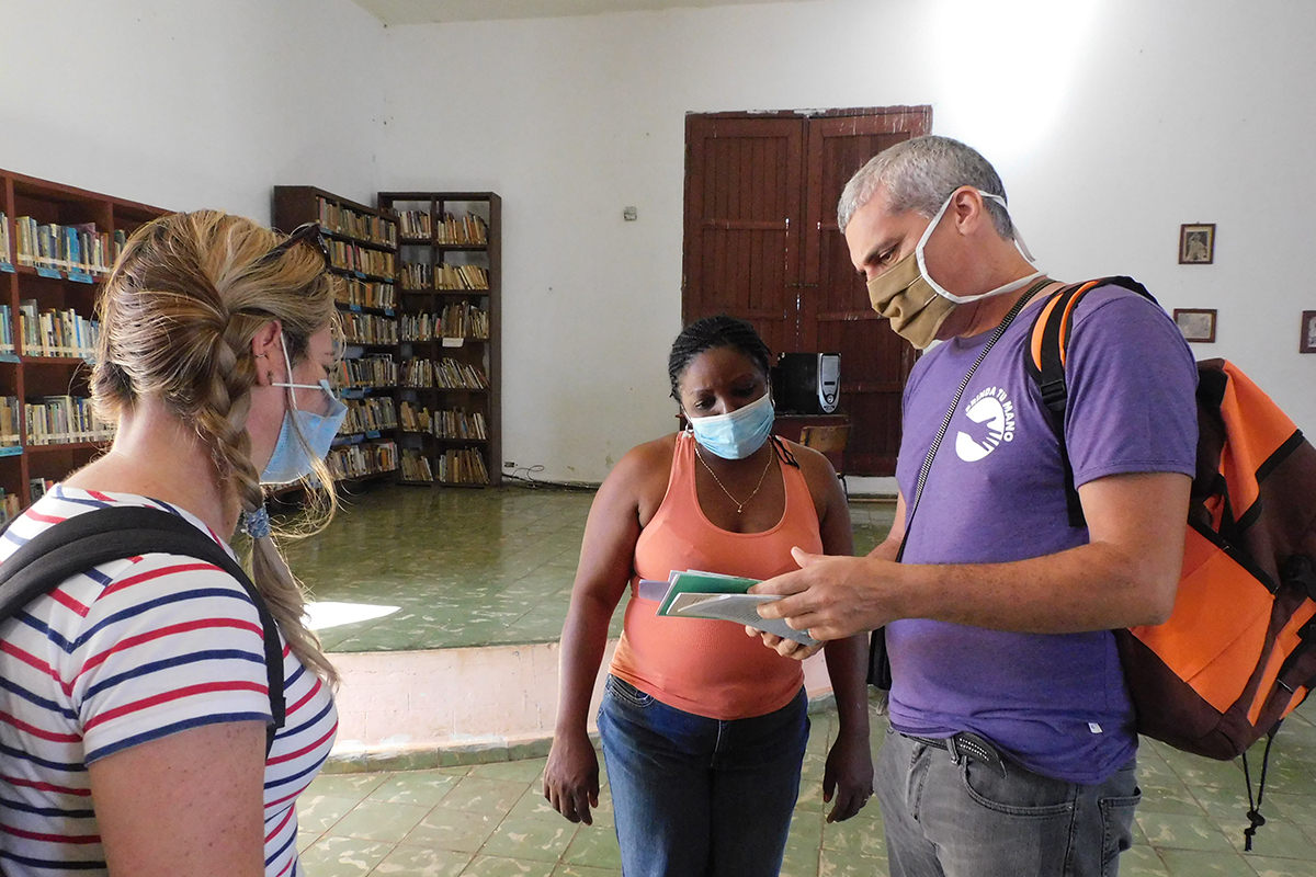 Entrega de materiales impresos en las comunidades