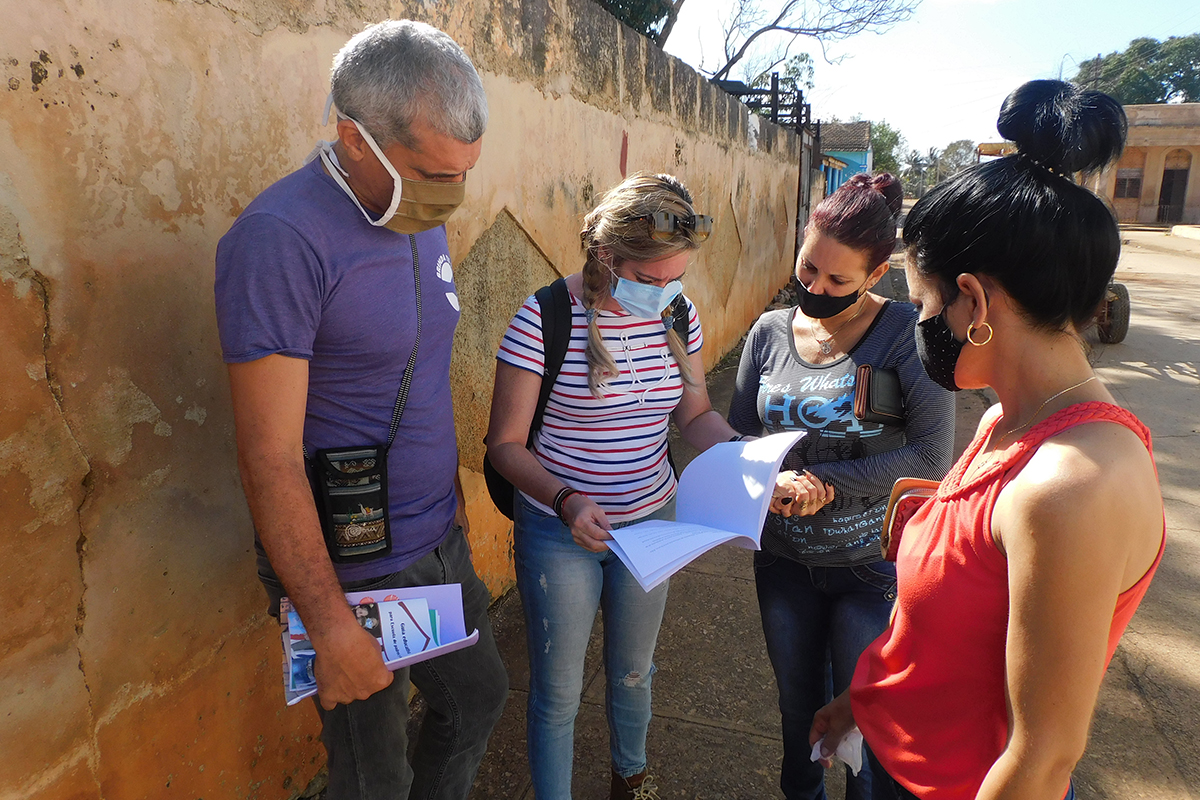 Facilita el trabajo comunitario la entrega de guías metodológicas impresas