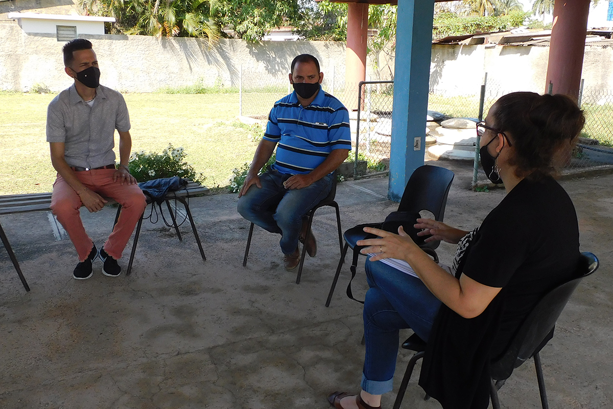 La coordinadora de la Pastoral para la Reflexión y el Diálogo intercambia con líderes de la comunidad Los Arabos.