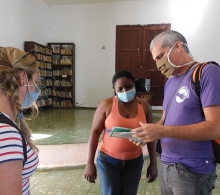 Entrega de materiales impresos en las comunidades
