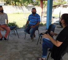 La coordinadora de la Pastoral para la Reflexión y el Diálogo intercambia con líderes de la comunidad Los Arabos.