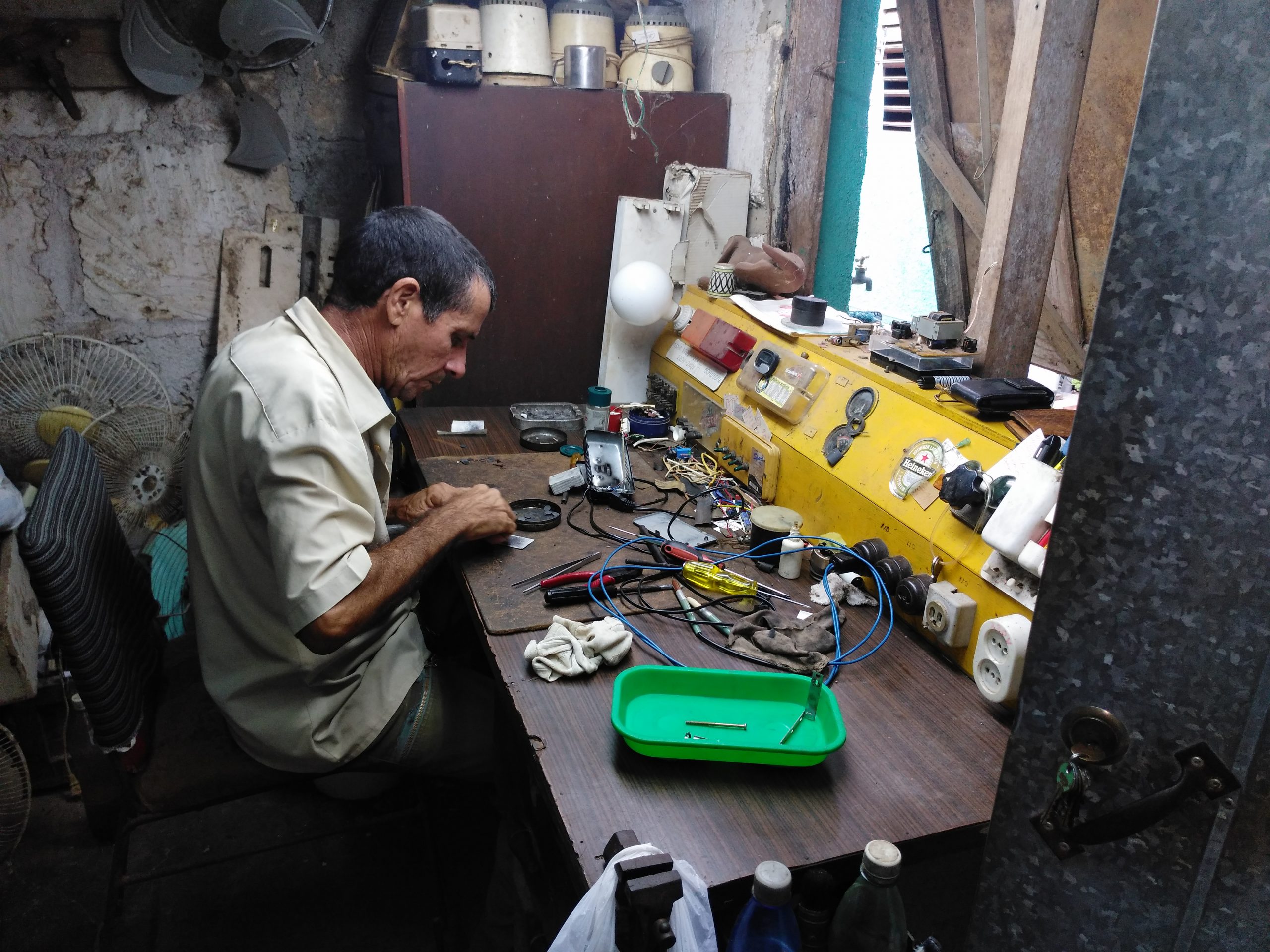 Pablo Rodríguez Hernández, mecánico y electricista del poblado Jagüey Grande, agradece la promoción que ha alcanzado su negocio