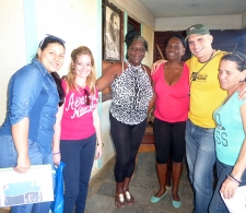 Comunidad Smith Comas, trabajadores de una escuela primaria (al centro la directora) junto a los facilitadores del CCRD-C